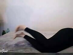 lei sta giocando con le sue gambe-miley grey