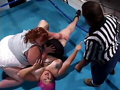 Fat japanese glasse girl is shoving a dildo in lesbian midget&039;s pussy