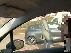 DICK FLASH CAR part 2. La troia infila la mano e mi fa godere