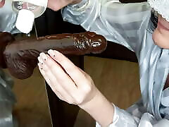 Milf pussy put on dildo