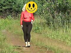 transparente dame in schwarzen leggings