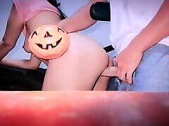 il marito cornuto è andato e questa matrigna amorevole insegnerà al suo tenero figliastro come festeggiare halloween
