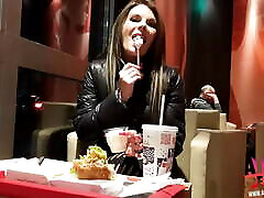 Freundin will im Fast Food Restaurant blasen und frisst Sperma vom Burger - Aische Pervers