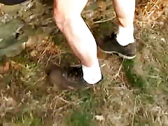 In an metiendo mano debajo la falda amateur the hot bbw is penetrated by a stranger in the meadow looking for strong sensations