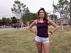 nahaufnahmevideo des ungezogenen fremden sommer liebt es, meth wanking im van zu haben