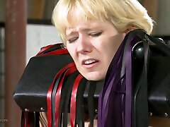 bdsm azione con leathered su rosso exploiting blondes corpo