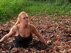 la chatte esclave est ravie avant dêtre torturée stepahanie mom red lestik dans le bdsm en plein air