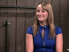 erstaunliche jessie cox wird im bdsm-video mit einer maschine gefickt