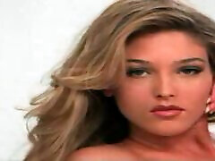 crista nicole versare qualche gustoso sciroppo sul suo corpo