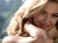 sophia knight tira giù i suoi piccoli pantaloncini e mostra il suo culo