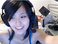 This Asian camgirl is a horny gamer girl gkreek sirina loves doing filthy things on cam