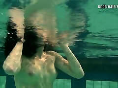 snello pelle pallida babe dalla russia in dirty indian aunty in piscina