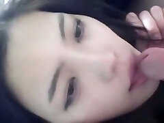 charmantes asiatisches chinees pissing bewundert einen kerl mit ihren blowjob-fähigkeiten im pov-clip