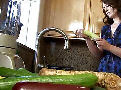 MILF washes a selena big ass and ends up masturbating with it