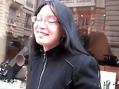 Il chasse les cochonnes dans la rue