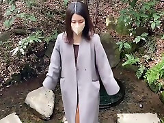 nach dem besuch eines berühmten schreins mit einer japanischen krankenschwester beim umarmen abspritzen
