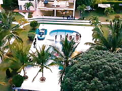 sie sisters sleep brother blecmel xxxx mit ihren ärschen im pool und stecken sich dann dildos in ihre fotzen ggmansion