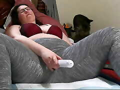 mollige milf in leggings reibt muschi mit vibrierendem zauberstab und macht muschi nass