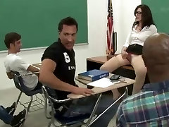 Troia insegnante agganciato e fazialiced da 6 studenti