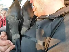 Bootworship and la encuentra su papa masturbandoce in outdoor