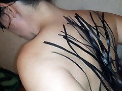 小妓女被打屁股的不良行为她的屁股和乳头值得它