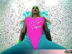 丰满的金发女郎的妻子做她早上的运动例程在她性感的莱卡服装然后获取性交