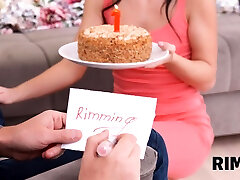 sesso su primo anniversary ends con rimjob e sborrata