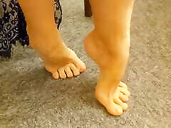 Selena&039;s massage hidden girl posing and footjob
