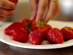 Strawberry - Yenn Cat